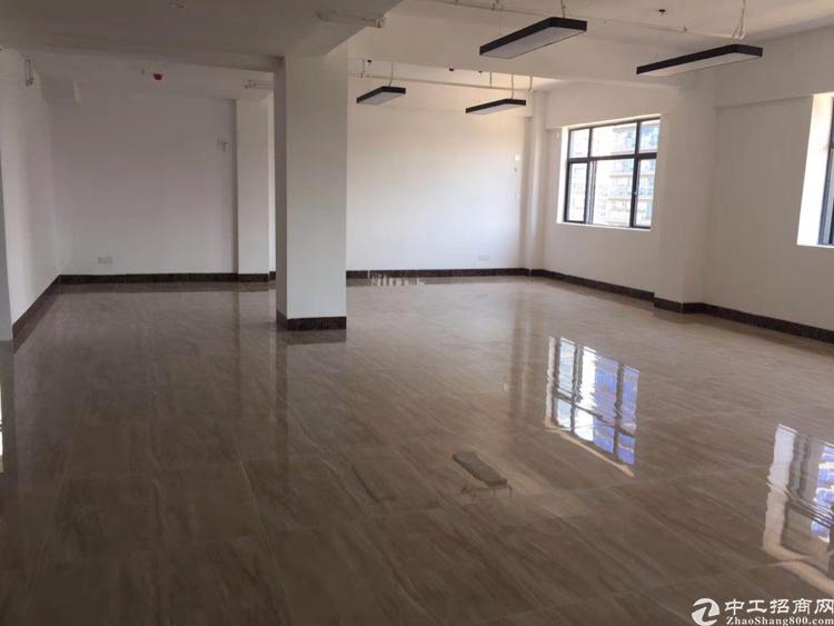 西乡双地铁口精装带阳台办公室小面积出租