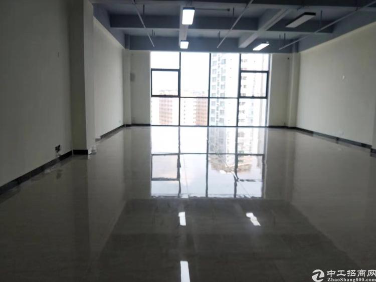 西乡双地铁口精装带阳台办公室小面积出租