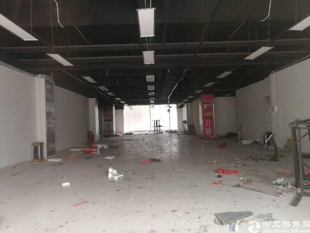 吉华路主干道旁1楼店面