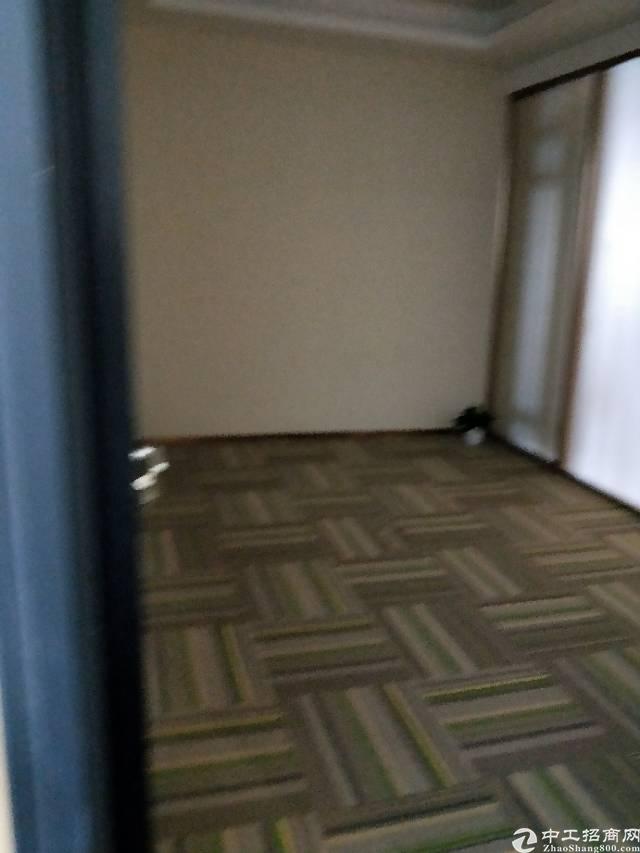 横岗地铁口甲级写字30平起租
