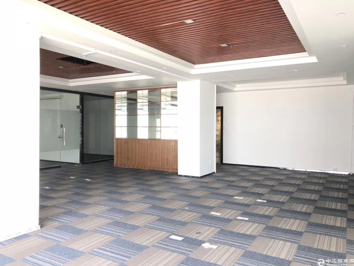 清湖地铁口350平精装租金65块