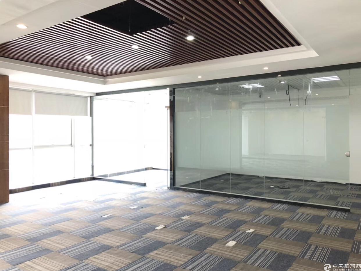 清湖地铁口350平精装租金65块