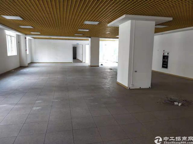 坐落于交通便利的科学城,周围的环境优美,有多条高速公路连接,
