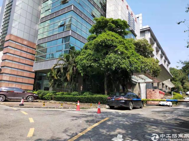 坐落于交通便利的科学城,周围的环境优美,有多条高速公路连接,