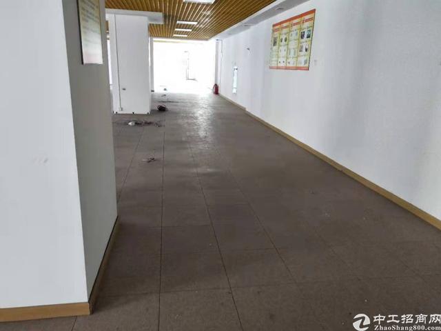 坐落于交通便利的科学城,周围的环境优美,有多条高速公路连接,