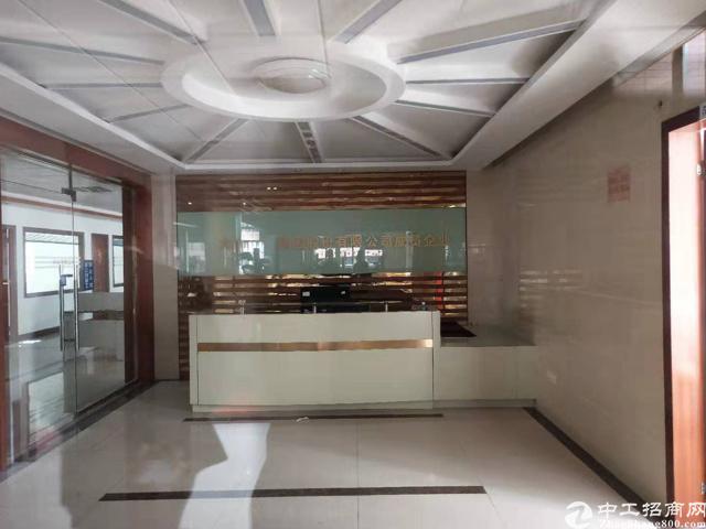 坐落于交通便利的科学城,周围的环境优美,有多条高速公路连接,