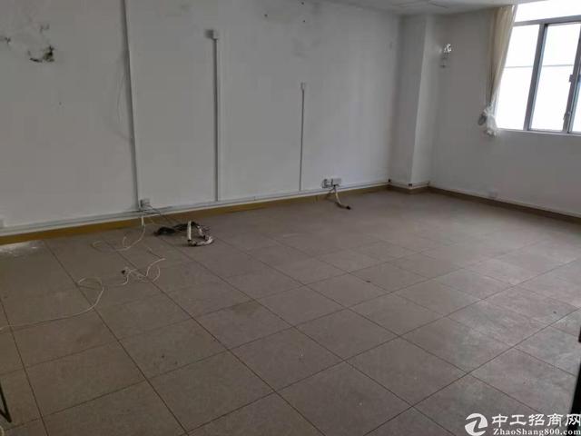 坐落于交通便利的科学城,周围的环境优美,有多条高速公路连接,
