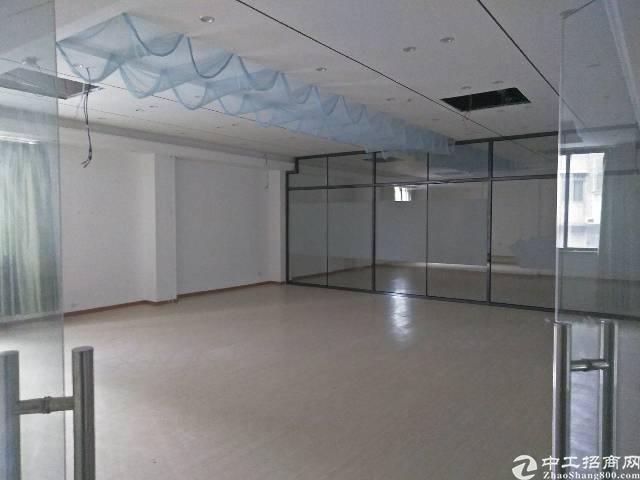 靠近地铁口二楼500平方,商务办公楼,精装修,停车位充足。