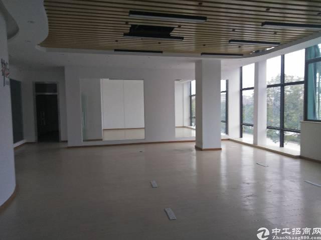 靠近地铁口二楼500平方,商务办公楼,精装修,停车位充足。