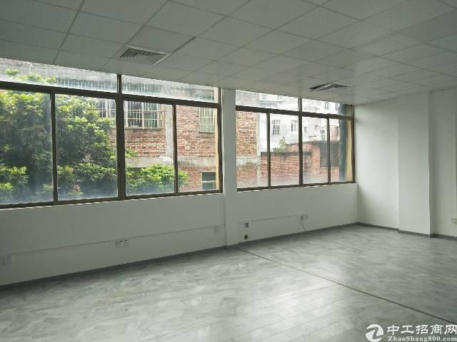 靠近地铁口二楼500平方,商务办公楼,精装修,停车位充足。