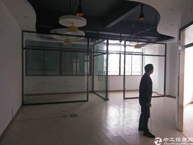 靠近地铁口二楼500平方,商务办公楼,精装修,停车位充足。