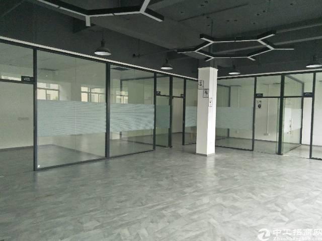 靠近地铁口二楼500平方,商务办公楼,精装修,停车位充足。