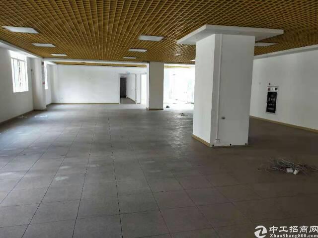 写字楼出租,靠近地铁口。后面有小区。旁边还有一个公园。