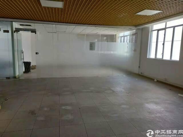 写字楼出租,靠近地铁口。后面有小区。旁边还有一个公园。