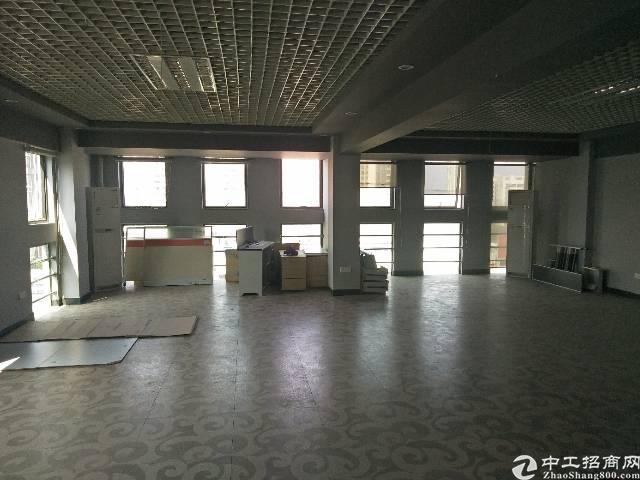 新华写字楼不同装修风格,40㎡-200㎡出租,停车位充足,