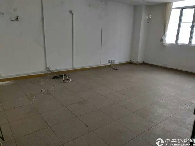 写字楼出租,靠近地铁口。后面有小区。旁边还有一个公园。
