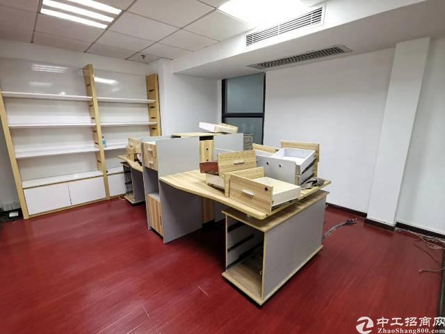 地铁口附近精装修带家具