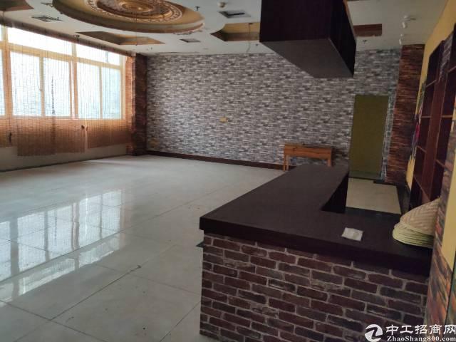 地铁口附近豪华装修带家具