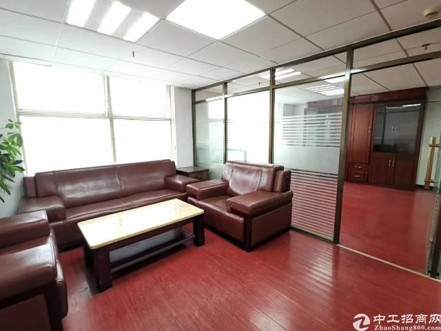 地铁口附近精装修带家具