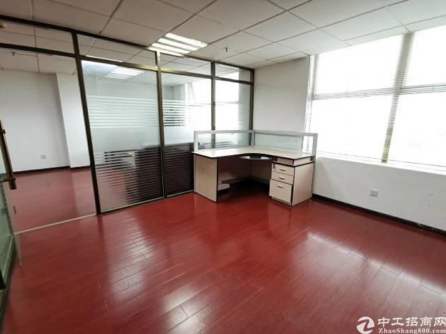 地铁口附近精装修带家具