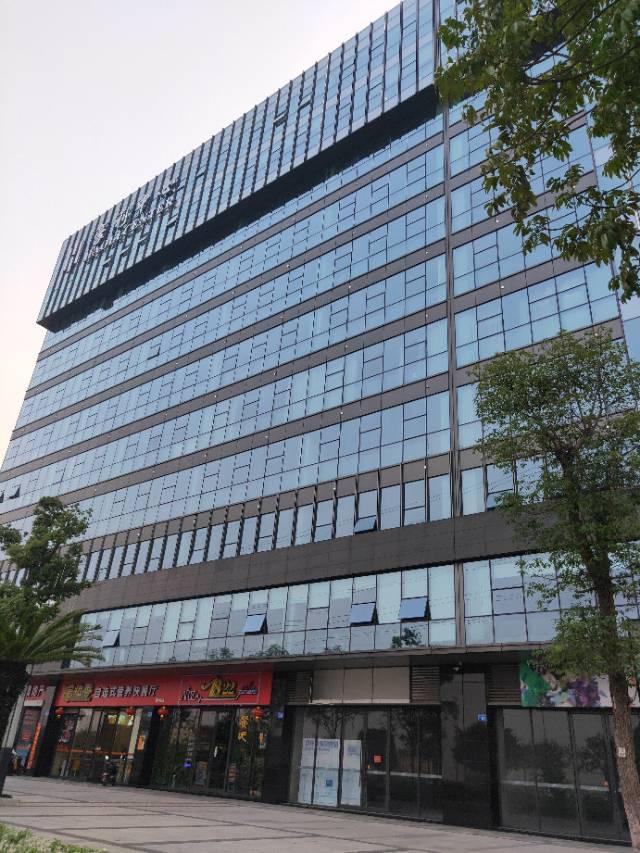 清布地铁口精装修带家具150平方招租