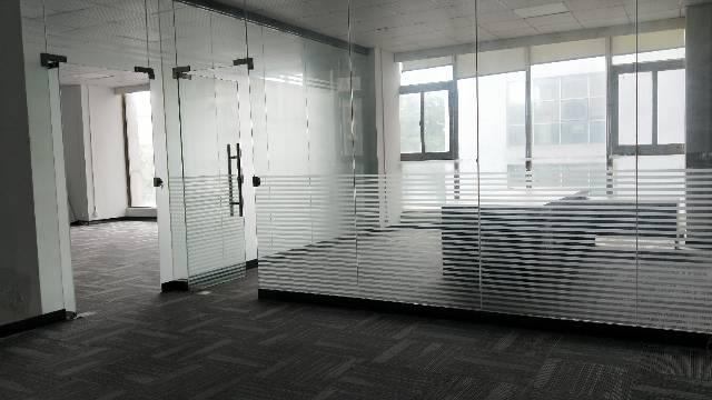 宝安大道地铁口附近精装写字楼落地窗,采光好,价格实惠