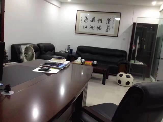 章阁160平精装修,带2+1玻璃隔间,配备办公家具