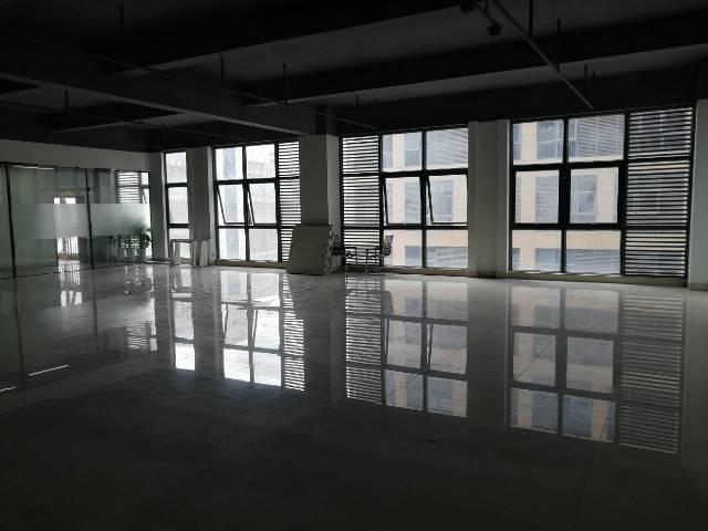 观澜社保站旁精装写字楼出租100平起租带家私