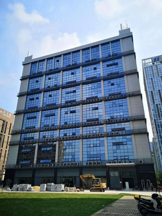 龙华花园式写字楼形象好、装修豪华、停车位充足、周边配套齐全