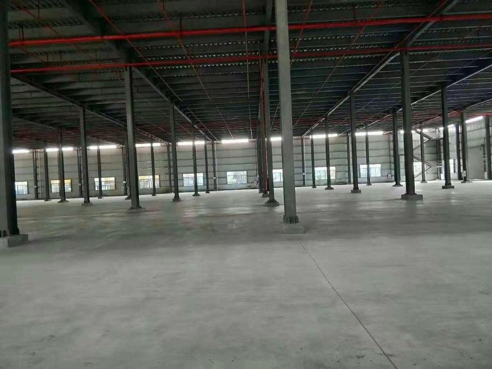新出仓库厂房单一层12米高70000平方，证件齐全，交通方便