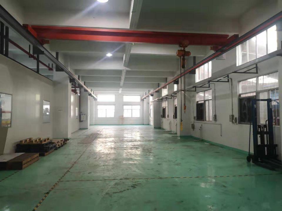 长安镇沙头南区一楼900方架有3吨天车地坪漆仓库装修合同5年