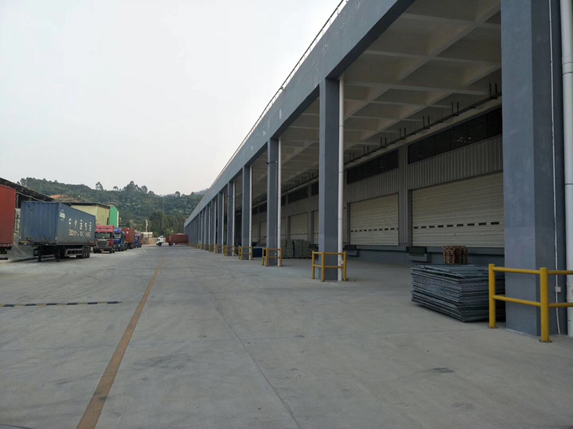大型物流园仓库出租。位于高速公路出空地超大货柜车随意调头。