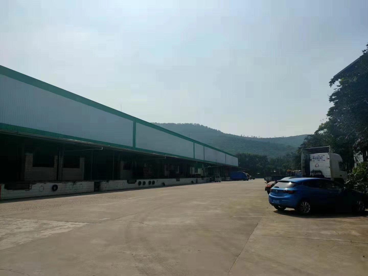 2.2万物流仓库有23个卸货平台
物流厂房22000平方米！