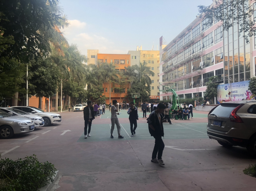 独门独院厂房出租,大路边上,厂房六栋宿舍楼六栋,可办技校