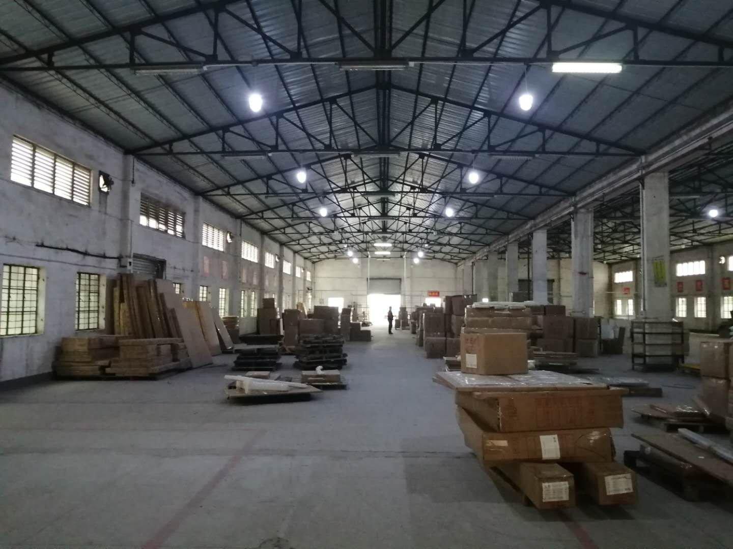 广州市荔湾区单一层厂房2000平，可见拖头可做物流，仓库