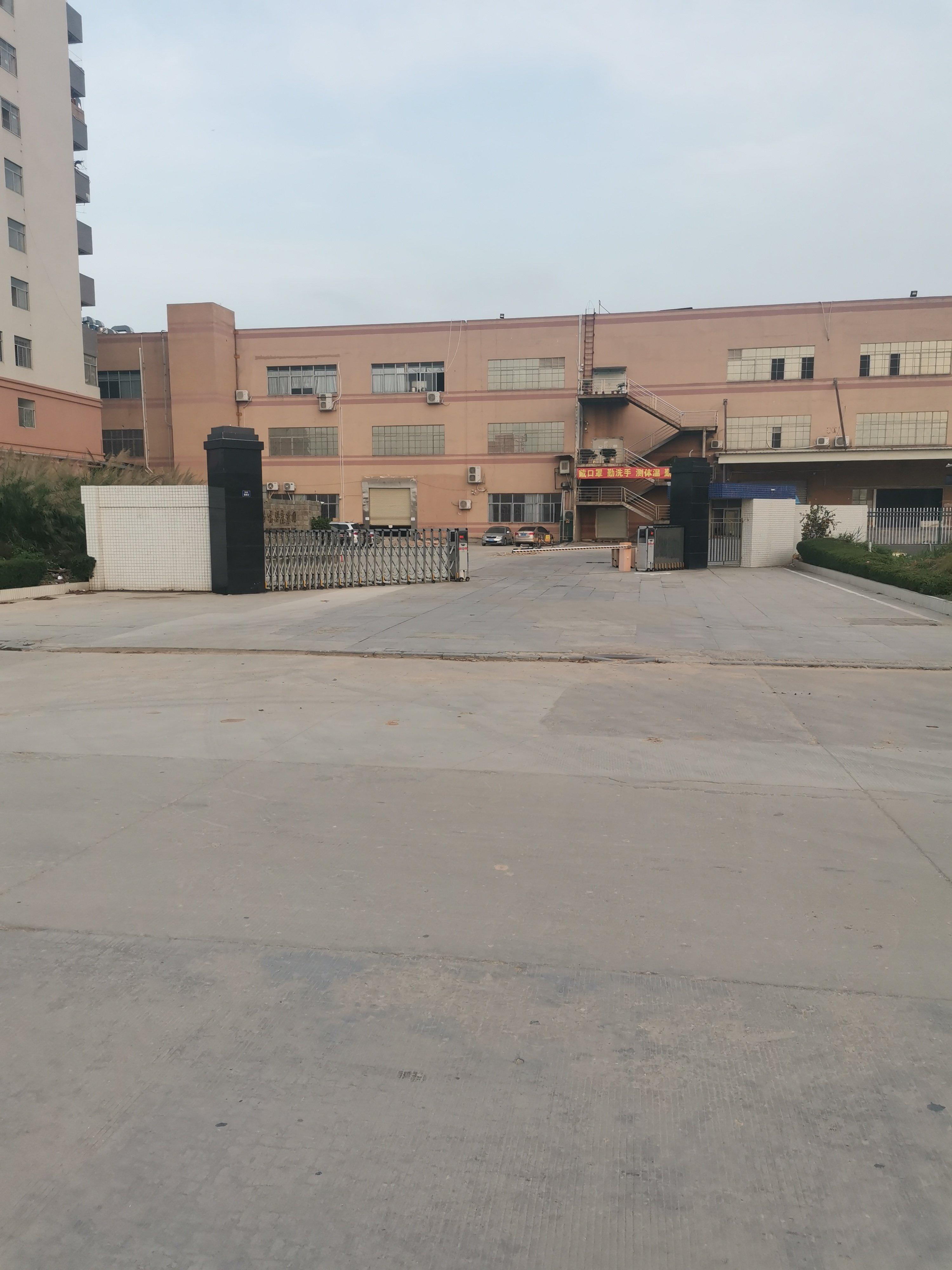 长安镇双高速出口附近一楼重工业厂房，适合加工可以做物流仓库
