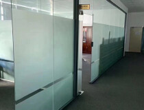 龙华新出楼上950平精装修厂房，现成前台、办公室