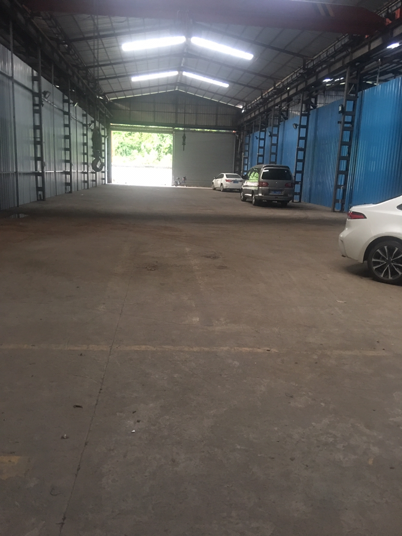 番禺南村1000方厂房仓库出租，有两部行车，证件齐全。