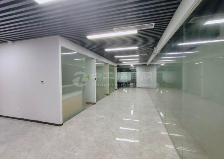 黄埔经济开发区荔联街道新出豪华装修办公室转让无需转让费。3
