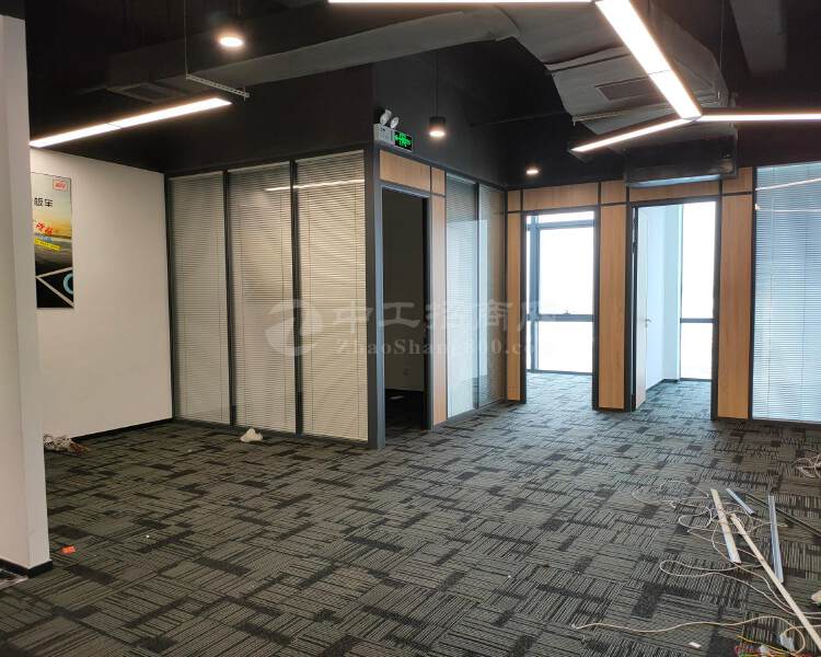 光明地铁口红本甲级精装修办公室，带三个隔间办公室