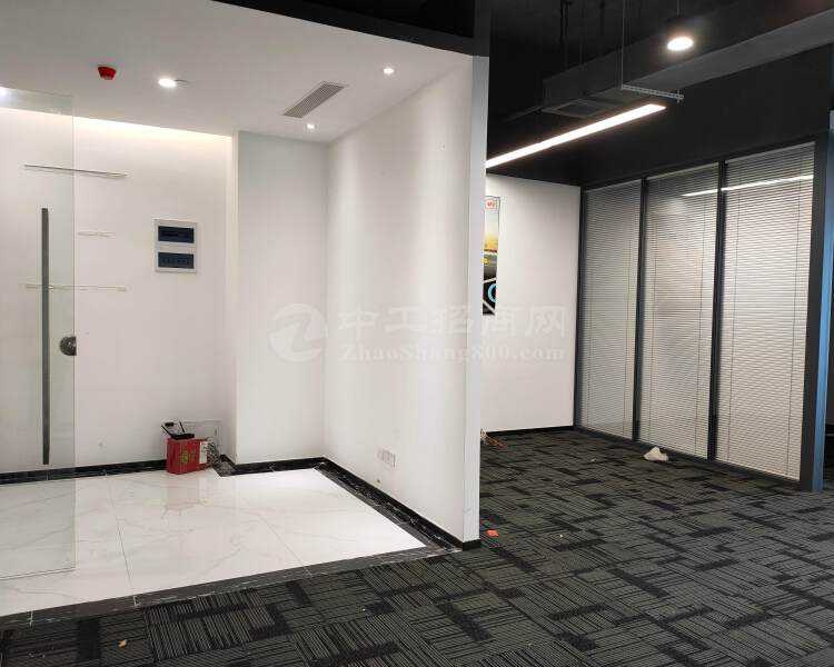 光明地铁口红本甲级精装修办公室，带三个隔间办公室