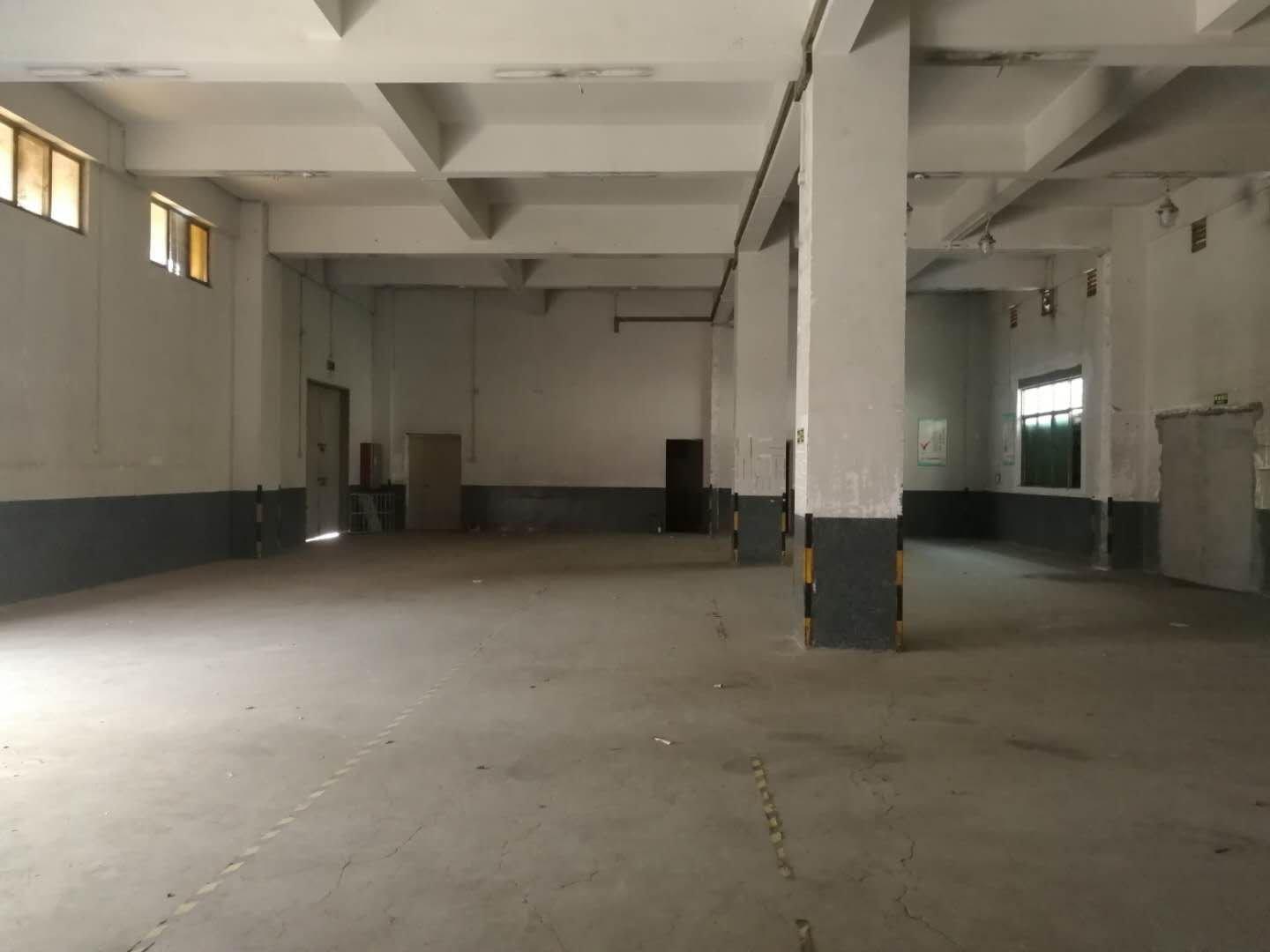 番禺南村800方标准一楼厂房仓库出租，交通便利，证件齐全。