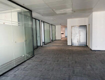 布吉新办公室面积共3000平，目前一装修部分、可直接拎包入住