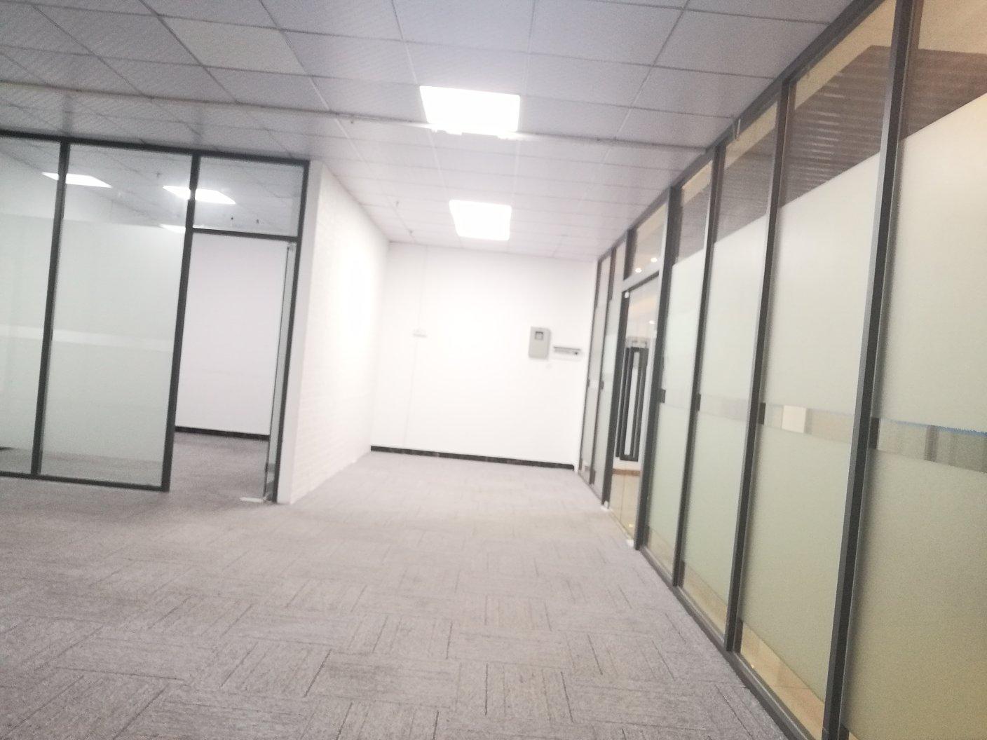 沙井国道边上精装修办公室230平米出租4加1格局!