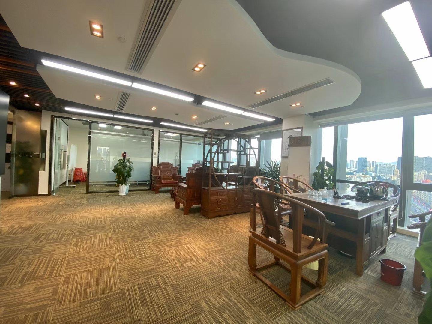 龙华清湖地铁口附近新出精装修办公室318平，物业直租