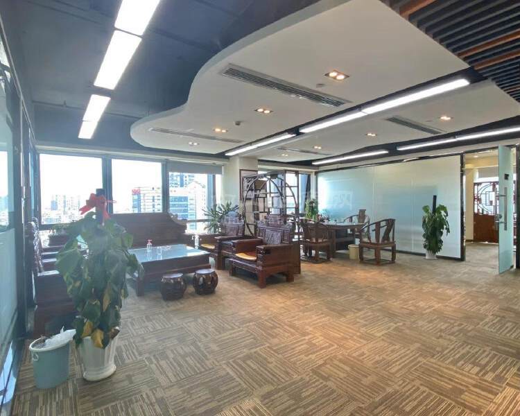 龙华清湖地铁口附近新出精装修办公室318平，物业直租