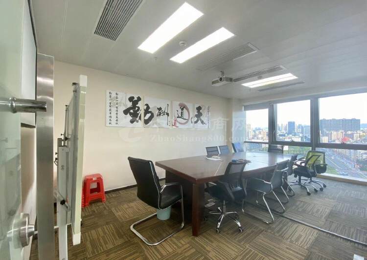 龙华清湖地铁口附近新出精装修办公室318平，物业直租5