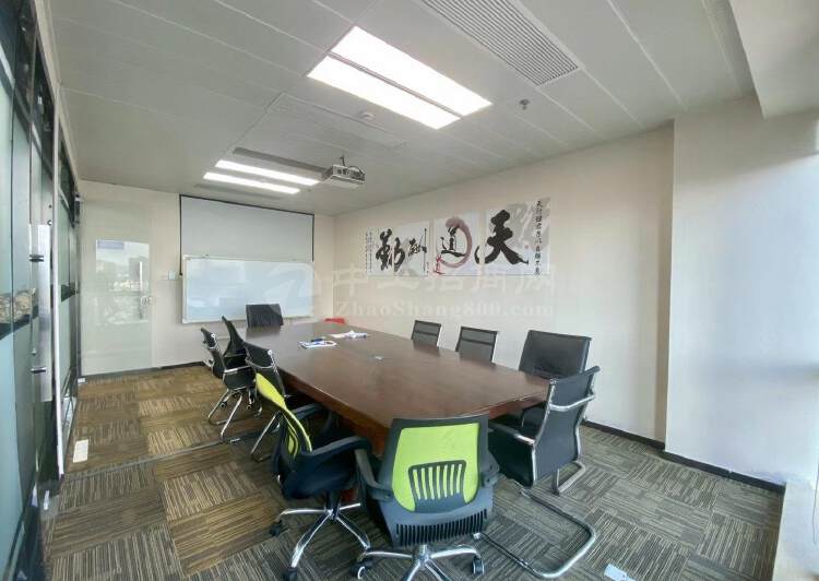 龙华清湖地铁口附近新出精装修办公室318平，物业直租6