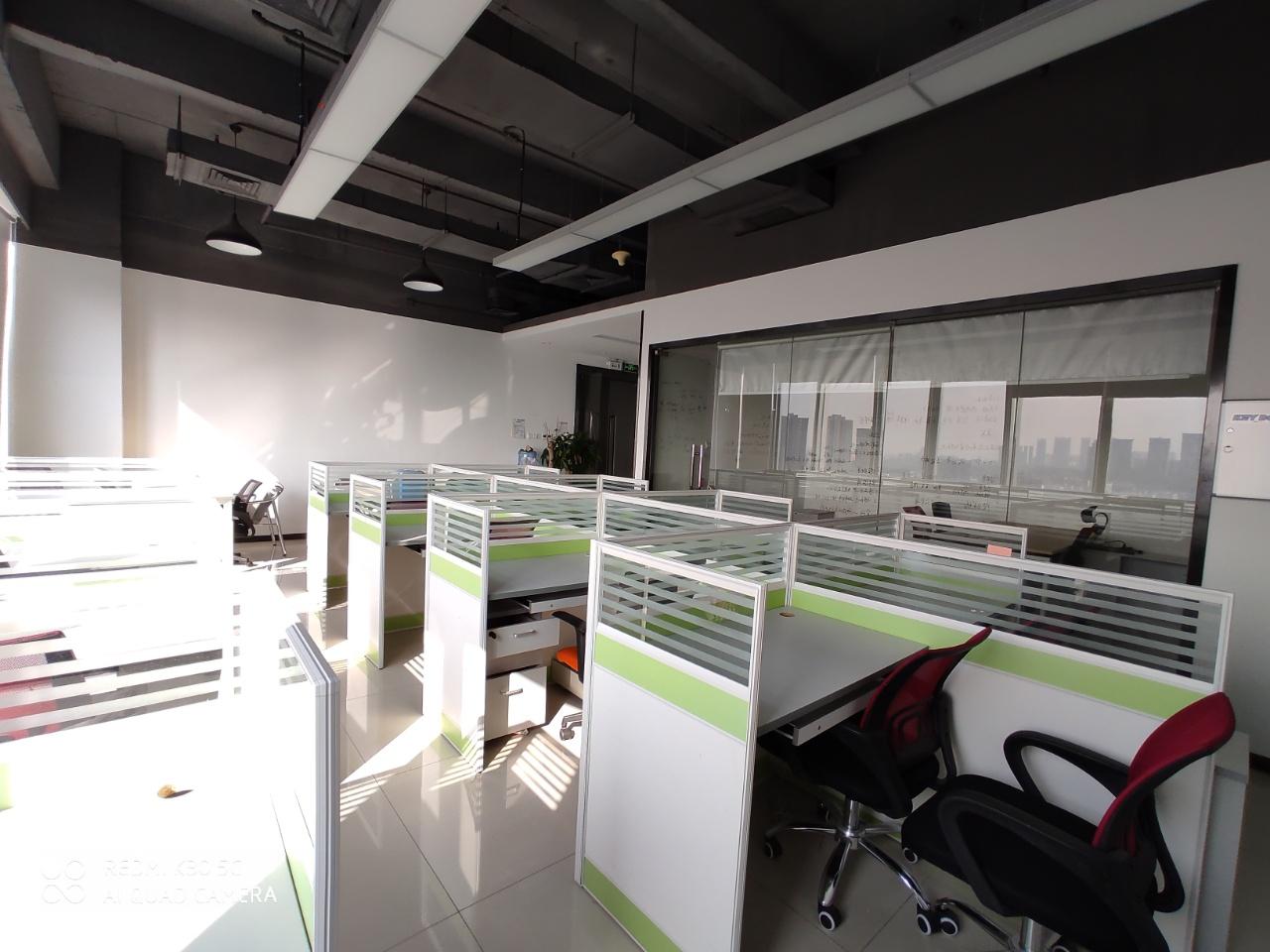 观澜地铁口精装创业办公写字楼出租，带全新办公家私，拎包办公。