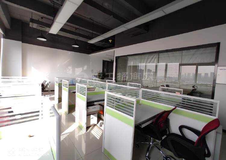 观澜地铁口精装创业办公写字楼出租，带全新办公家私，拎包办公。5